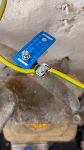 Bristol Electrician & Sparky on Instagram: "I don’t normally do this 🟢🟡 I was subbing for a mate and the protective bonding was ran in one unbroken conductor 🟢🟡 I prefer to do 2 separate ones but both ways are fine. 🟢🟡 However, if I have to make it continuous I prefer to split the cores rather than bending/wrapping the copper conductors around the bolt 🟢🟡 It pains me watching people struggle doing that method, trust me, this method is easier. What do you do? Bend or split? Comment below 