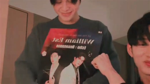 [williamest]猫鲨又在逗小狗了，小情侣的手就是喜欢摸来摸去的