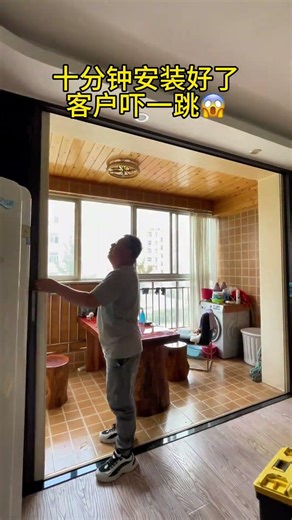 Install high-transparency crystal partition door on balcony, isolates cold air, prevents water and