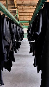 【Leather Working Group】 LWG認証を取得したタンナーで仕立てられた高品質なレザー それはただ“上質”というだけでなく環境に配慮し 持続可能なものづくりの先にある美しさを意味します。 ひとつの小物が長く寄り添い、 使う人の人生にやさしく溶け込んでいくように そんなものづくりを これからも続けていきたいと思っています Maison Sbond | maisonsbond