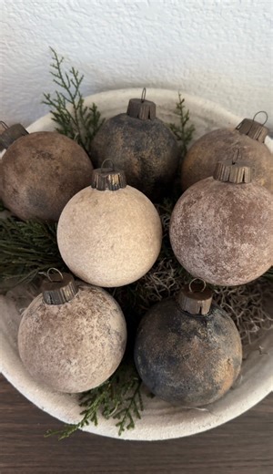 1.1M views · 12K reactions | Así pinté mis esferas estilo “vintage” ✨癩 #Christmas #christmasdecor | Andrea Caballero | Facebook