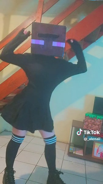 Cosplay de Enderman en Minecraft: Chica Disfrazada