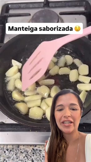 Luana Parente | Dicas de casa 🏠 on Instagram: "Manteiga saborizada com alho, essa manteiga de alho fica boa demais! Uma excelente opção para da um sabor extra naquele seu bife ou até nas suas massas🤤 Então já salva esse vídeo para você não perder ❤️ Ingredientes: - 40 dentes de alho - Azeite para dourar o alho - 150 g de manteiga gelada - 2 colheres de sopa de mostarda - Salsinha, pimenta do reino e sal a gosto Modo de preparo: - Como te mostro no vídeo, qualquer dúvida me chama aqui… Gostou d
