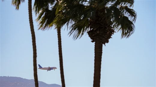 United to offer year-round flights between Palm Springs and LAX