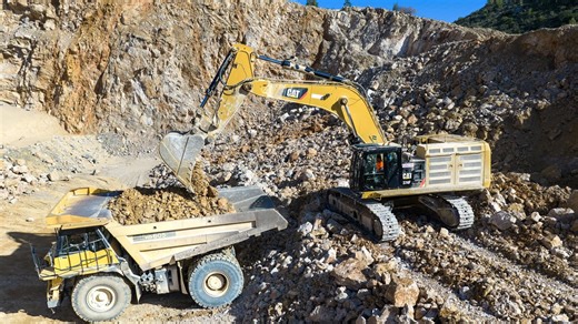 CAT 374F Crane in Full Loading Action