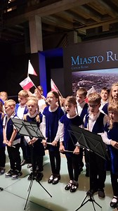 Dzieci z Szkoła Podstawowa w Lubieszewie odwiedzając wczoraj Muzeum Powstania Warszawskiego zaprezentowały wykonanie powstańczej piosenki „Pałacyk Michla” 🇵🇱 Bardzo dziękujemy za odwiedziny i upamiętnienie historii ważnej dla Miasto Stołeczne Warszawa 🙏 | Muzeum Powstania Warszawskiego