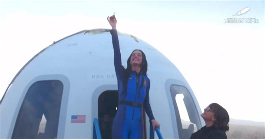 Blue Origin: Katy Perry, Lauren Sanchez,...L'équipage 100% féminin de la fusée New Shepard sort de la capsule après un court vol spatial