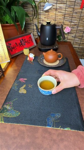 For tea lovers there is always a tea setting on the tea table which changes the overall at