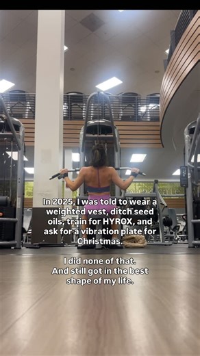 EVA I Macro & Nutrition Coach on Instagram: "But if you did, no shade. Truly! But every year, it’s something. This year it was weighted vests and vibration plates. We’ve seen red light therapy masks, ice baths, and Apple Watches to track every step. And somewhere in there was detoxes, intermittent fasting, celery juice, cutting seed oils, fasted cardio, ‘hot girl’ walks, and training for marathons just to prove you could. None of these things are bad. In fact, they can be really helpful… for the