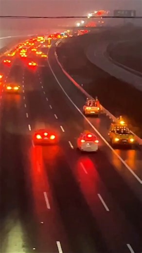 Η Κίνα δοκιμάζει συστήματα λέιζερ κατά της κόπωσης στους αυτοκινητόδρομούς της, και αυτό δεν είναι επιστημονική φαντασία. Αυτά τα ζωντανά, πολύχρωμα λέιζερ εκτείνονται πάνω από αυτοκινητόδρομους και έχουν σχεδιαστεί για να διατηρούν τους νυσταγμένους οδηγούς σε εγρήγορση κατά τη διάρκεια μεγάλων νυχτερινών ταξιδιών.Καθώς τα οχήματα περνούν από κάτω, οι δέσμες λέιζερ αναβοσβήνουν σε έντονες αποχρώσεις του κόκκινου, του μπλε, του πράσινου και του μοβ, δημιουργώντας ξαφνική οπτική διέγερση που έχει