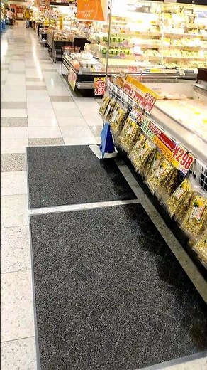 通り魔事件翌日の犯行現場、所どころ床に赤いシミがある。痴漢事件当日。新潟県長岡市のショッピングセンターリバーサイド千秋アピタ長岡店