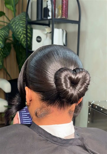 I mean, did I? This Heart Bun is too cute. Valentine’s Day is coming up ladies. Isn’t this the perfect style??? #chicagohairstylist #sewin #fyp #quickweave #lowponytail #heartbun #blackhair #heart #valentineshair #valentinesbun