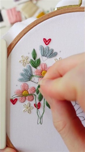 Let’s stitch some daisies using just one beginner embroidery stitch! 💕