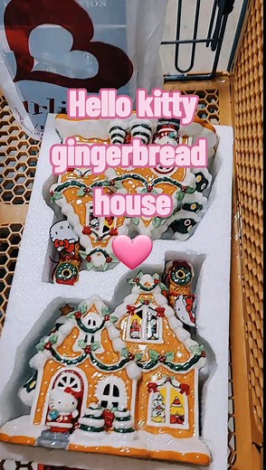 Omg hello kitty Gingerbread house #hellokitty #juicycouturefinds #sanrio #parati #foryoupage #fyp #paratii #tjmaxxfinds #homegoodsfinds #paratii #hellokittycheck