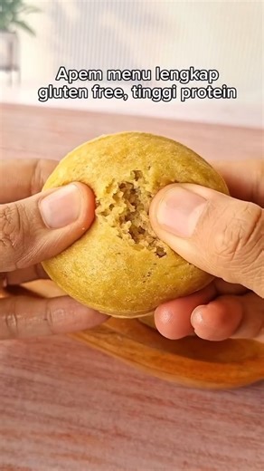 Safira Zulva on Instagram: "Kali ini bikin apem kids friendly, biar ada prohenya aku tambahin telur udah jadi menu lengkap, alhamdulillah anak approved ❤️ 🌸 Bahan 1 butir tellur 40 gr apel 40 gr tepung beras 1 sdt gula aren 1/2 sdt baking powder Kukus selama 30 menit Snack >1.5 tahun Yuk cobain mam #resepmudah #reseprumahan #resepmpasi #snackmpasi #homemadefood #apem"