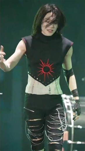 He's got that gaze that makes you forget your name.🔥🥵不用说，你就能告诉我，你既危险又可爱，这种感觉简直完美。#lilghost #小鬼王琳凯