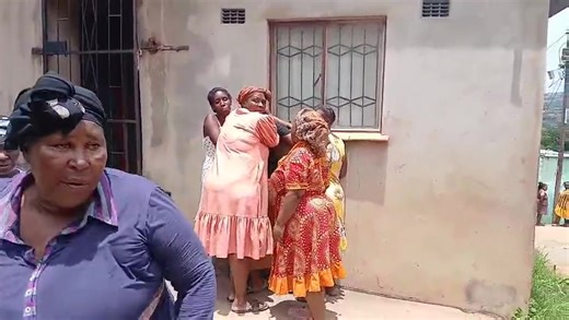 Loud screams from inconsolable family members echoed through iNanda as the bodies of five suspects, shot dead by police, were loaded into a mortuary van. The incident followed a deadly gun battle with SAPS in the early hours of the morning. 🎥 Video: Doctor Ngcobo / Independent Newspapers #iNanda #Durban #SAPS #CrimeScene #SouthAfrica #PoliceShooting | Daily News