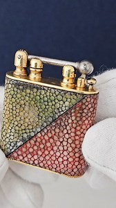 🇺🇸 The "Douglass Bicolor Shagreen" Pocket Lighter by Leon.F.Douglass [1926] 🇺🇸 . This American lighter is certainly among the most iconic luxurious lighter of its era. It is here featured with a rare bicolor shagreen wrapping that despite wear and tear of time, kept a really singular charm. The "Douglass Lighter" was patented around 1926 by Leon Forest Douglass in California, with a pretty unusual ignition mechanism. A single press triggers a powerful piston that pushes the lid, which is con