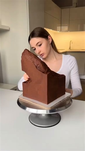 Art Viral 🎨 on Instagram: "This cake artist turns desserts into mesmerizing art pieces. She crafts “water illusion” cakes and jelly-cloud creations that look like floating oceans or sugar skies. Each design blends pastry mastery with artistic precision, making every slice feel like cutting through a dream. Artist: @oh.honeycake #art #cake #artist #baking"