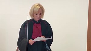 RÉMHÍRTERJESZTÉS, BÜNTETŐ TÁRGYALÁS – 2023. 09. 28. Dr. Tamasi József büntető tárgyalásának előkésztő ülése. Tessék csak figyelni, hogy mit olvas fel az ügyésznő! A vádiítaból felolvasott tartalmat Dr. Tamasi József a pLandémia kezdetén egyik videójában mondta el. Ki mit gondol mai fejjel a következmények és tények jelenlegi ismeretében? Kinek lett igaza? Dr. Tamasi József látnok volt vagy csupán bátor és őszinte? Vagy valóban rémhír-terjesztő? | Racionális Életért Közösség