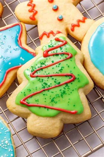 Easy Glossy Sugar Cookie Icing 🍪 Simple, shiny, and sets up perfectly every time. This is my go-to when I want pretty sugar cookies without the fuss. #sugarcookieicing #easycookieicing #holidaybaking #sugarcookies #cookiedecorating | All Things Mamma