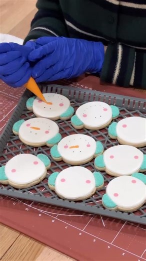 🔁 decorate cookies, eat, sleep 🔁 How are my fellow bakers and cookie decorators doing this week? This is your checkpoint! Have you had water? Moisturized your hands? Stretched your body? Found a good show or audiobook to binge while you decorate? All very important! The first week of December is nearly behind us but we’re just ramping up. So many cookies and classes to come ☃️ Find supplies, recipes, and more resources linked in my profile. #mikandcookies #cookiedecorating #icedcookies | Mik &