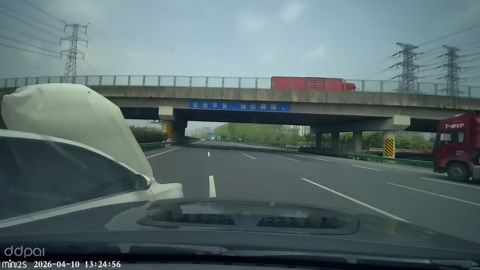 Lane change collision leads to crash on highway in Anhui, China