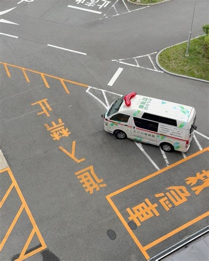 【公式】医療法人川崎病院 広報室 on Instagram: "🚑 みんなの救急車プロジェクト ついに納車！ 「みんなの救急車」が神戸のまちを走り始めます！ クラウドファンディングで 皆さまからのご支援をいただき 購入することのできたみんなの救急車が、 ついに納車されました。 明日からはプレ運行として、 私たちのまちを走行する予定です。 見かけたらぜひ応援してください✨ さて、神戸電子専門学校の グラフィックデザイン学科の学生さんが 作ってくれたデザイン、いかがですか？ 疾走感がありながらも、温かみのあるデザインです。 素敵なデザインを制作していただき、 ありがとうございました！ そんなみんなの救急車ですが、 ぜひ皆さんにもゆっくりとご覧いただきたく お披露目会を実施することにしました！ 湊川公園手しごと市さんのご協力のもと 手しごと市の会場内に車両を展示させて頂きます。 日時 10月25日（土）11:00-16:00 場所 湊川公園 ＊湊川公園手しごと市会場内 @minatogawa_teshigoto 当日は、学生さんの表彰式や、 川崎病院の設立90周年を記念し制作