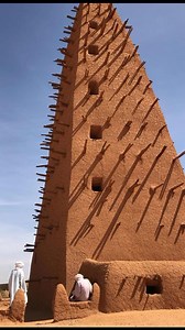 Grande Mosquée d’Agadez l’un des monuments les plus impressionnants du Sahel. Ses murs en banco, son minaret majestueux et son histoire ancienne en font bien plus qu’une mosquée c’est un chef-d’œuvre de l’architecture du désert. J’aime cette mosquée. #like #life #sahel #africa | Muhammad Hussaini