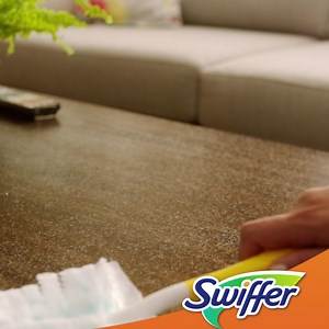 Propre en un rien de temps ! Le Swiffer Duster attrape et retient la poussière & les poils | Swiffer France