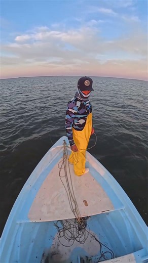 A los segundos… ¡la tarraya llena de sardinas #fishinglife #playa #pesca