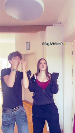 Nostalgic 2016 Lip Sync Moments with Friends