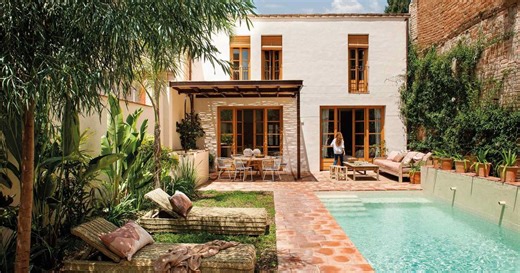 Patios con piscina: 7 mágicas e inspiradoras ideas para crear tu rincón fresquito y estiloso este verano