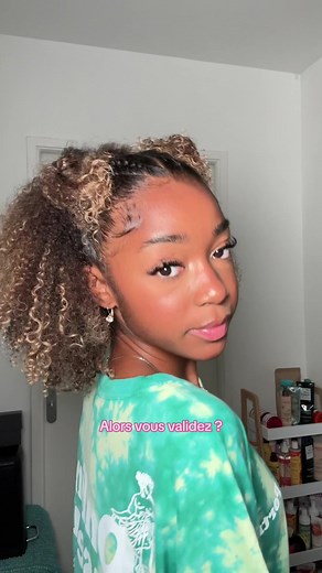 Coiffure Simple et Élégante pour Cheveux Bouclés