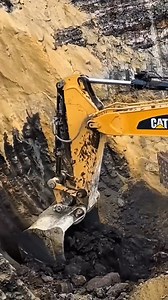 One swing, tons delivered - CAT 385C power loading nonstop this is how real work looks 💪💥 #CAT385C #CATexcavator #ExcavatorLife #HeavyEquipment #MiningOperations #fyp #fblifestyle | Heavy Machines Zone