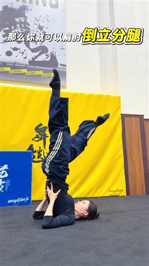 Master the Art of Shoulder Flip: Split Leg Technique Unveiled