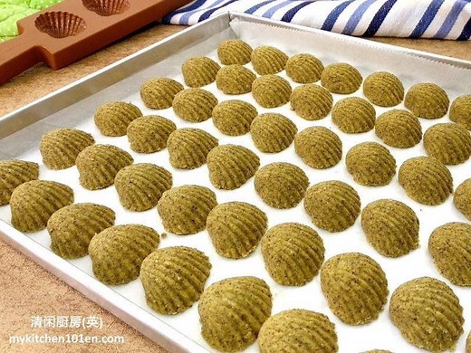 These Mung Bean (Green Bean) Cookies are made with homemade mung bean flour. This cookie has melt-in-mouth texture, similar to Traditional Chinese Peanut Cookies and Green Pea Cookies. Details, recipe and reminders at: https://mykitchen101en.com/melt-in-mouth-mung-bean-green-bean-cookies/ Watch YouTube 16:9 HD video at: https://youtu.be/JUoIO7byjUo Subscribe YouTube Channel: http://www.youtube.com/c/MyKitchen101en | MyKitchen101en