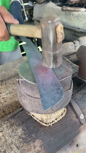 the hard work of blacksmiths making machetes. #blacksmith #manualwork #hardwork #metalworking