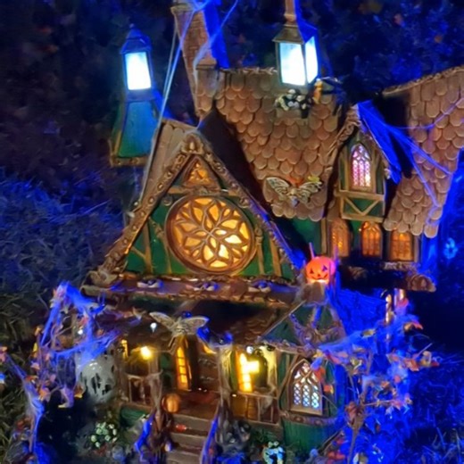 PricklyAlpaca on Instagram: "HAPPY HALLOWEEN! 🎃 I was planning on making a smaller project this past week, but instead I built this (way too big) tiny haunted house! The full process video is up on my YouTube channel! #miniatures #miniaturehouse #diy #artistsofinstagram"