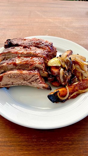 ¡Pechito de cerdooo! El paso a paso perfecto para que los huesos salgan limpios sin esfuerzo y la carne quede súper tierna. ¡Gracias por los tips, Mati Cucco! Ingredientes Un pechito de cerdo. 2 cebollas blancas. Un k de boniato. --Aderezo guarnición 2 cdas de miel. 50 cc de salsa de soja. 50 cc de aceite de oliva. 50 cc de gin. --Aderezo pechito 100 g de salsa barbacoa. 3 cdas de mermelada o miel. Ajo ahumado, a gusto. Pimienta, a gusto. Sal cítrica. 200 cc de cerveza. Jugo de una naranja. Proc