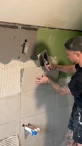 This is a fun experiment to visually see the difference between when we do and do not back butter tiles. #How #howto #tile #bathroom #diy #doityourself #build #renovation #HomeImprovement #tips | Jackthetileruk