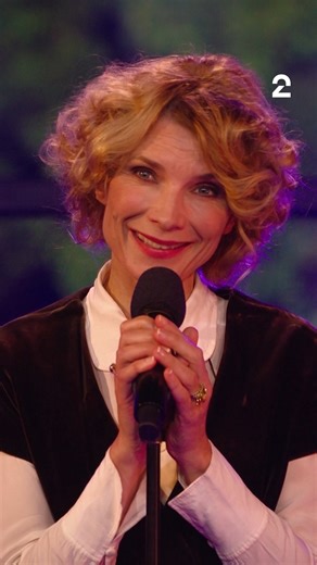 Då eg les gjennom Synne Vo sine tekstar var det ein som fekk meg til å grina: 25. Eg har gjort den om – frå mor til dotter, med den same sorga over augeblikk som renn gjennom fingrane som sand. Eg håpar å få fram både sårbarheita og håpet som ligg i overgangen mellom livsfasar – og å gi publikum eit nytt blikk på ein allereie elska song. ✨ 🎼Musikken er arrangert av Kjetil Bjerkestrand | Herborg Kråkevik