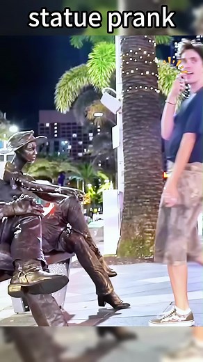 Statue prank#funny #statue #prank #move #scared