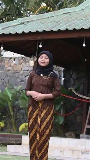 desakotaku on Instagram: "Perempuan dalam perspektif Jawa dipandang sebagai penjaga harmoni, penopang keluarga, sekaligus pewaris nilai budaya. Nilai-nilai seperti kesabaran, keteguhan batin, kelembutan, dan kebijaksanaan melekat kuat pada citra perempuan Jawa, terutama dalam peran domestik dan kultural. Meski demikian, konstruksi sosial yang patriarkal kerap membatasi ruang gerak perempuan, menempatkannya di balik layar kehidupan sosial. Seiring perubahan zaman, perempuan Jawa tidak lagi hanya