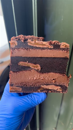 George's Bakery on Instagram: "Galaxy Caramel Cookie Brownie Pie is in tonight’s 8pm website restock 🤤 www.georgesbakery.co.uk Chocolate cookies filled with galaxy caramel pieces, sandwiching Galaxy chocolate ganache, sandwiching a brownie filled with more Galaxy caramel chunks 🍫 All of tonight’s orders get despatched tomorrow to arrive from Friday 😊"