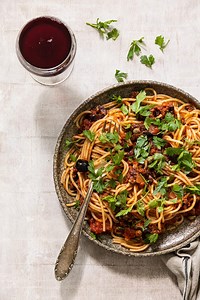 Klassieke spaghetti puttanesca: een pittig pastagerecht | Miljuschka