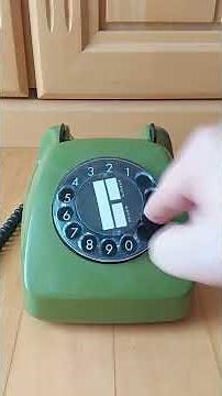 Die Zeitansage anrufen. Dialing the time announcement