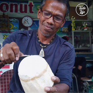 2.1M views · 2.1K shares | This is how they peel off a fresh coconut in Thailand 便 Credit: FB: @Red Eyes (FB.com/Red-Eyes-1298865083613921/) | YT: (youtube.com/channel/UCocUjbk36rDekrRB8Cm5fIA) | Taste Life | Facebook