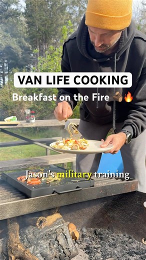 Van life cooking: breakfast on the fire 🔥🪵 #vanlife #campervan #offgrid #nomadlife #cooking