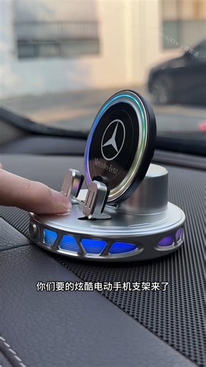 Car wireless charging 360-degree rotating bracket. Touch to open, automatically locks the phone